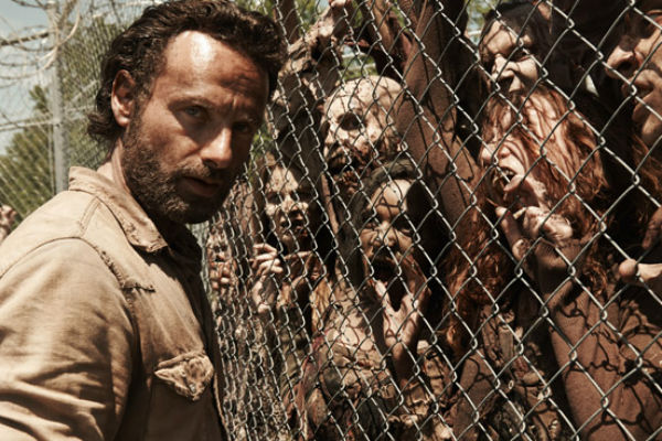 the-walking-dead-andrew-lincoln-zombie-wall-636-370