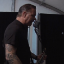  Ο Hetfield κράζει με το… γάντι τον Hammet