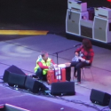  Ο Dave Grohl έπεσε και έσπασε το πόδι του σε συναυλία και επέστρεψε να τραγουδήσει!