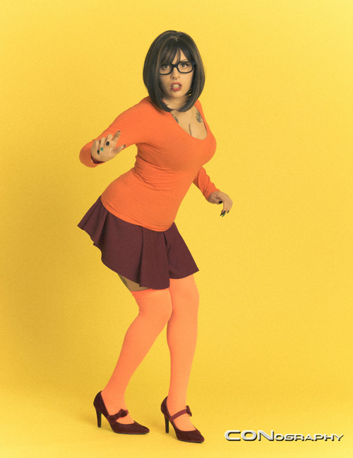 Η Lena Leather δίνει μια πιο sexy οπτική στην πάντα μυστηριώδη και geek Velma και όπως φαίνεται, ταιριάζει πολύ… 