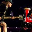  Ο Angus Young βρέθηκε μαζί με τους Guns N’ Roses επι σκηνής
