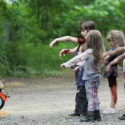  Μικρά παιδιά αναπαραστούν σκηνές από το The Walking Dead