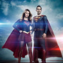  Η φωτογραφία της Supergirl με τον ξάδερφο της (τον Superman) είναι awkward as fuck