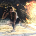  Μια Lara Croft μέσα στις φλόγες