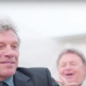  Ο Bon Jovi τραγουδάει σε γάμο και δεν την παλεύει καθόλου!
