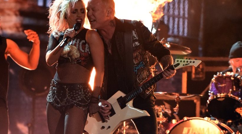  Με stage diving από τη Lady Gaga και κλειστό μικρόφωνο στον Hetfield εξελίχθηκε το live Metallica-Gaga στα Grammy