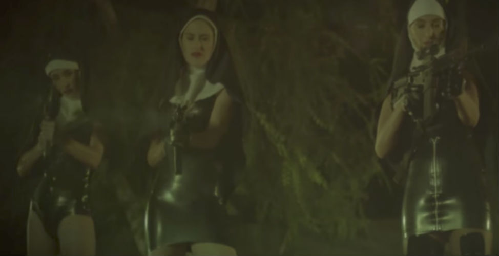  Καλόγριες με πολυβόλα στο νέο videoclip του Marilyn Manson