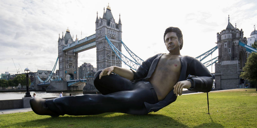  Διάσημη πόζα του Jeff Goldblum έγινε άγαλμα και τόπος λατρείας στο Λονδίνο