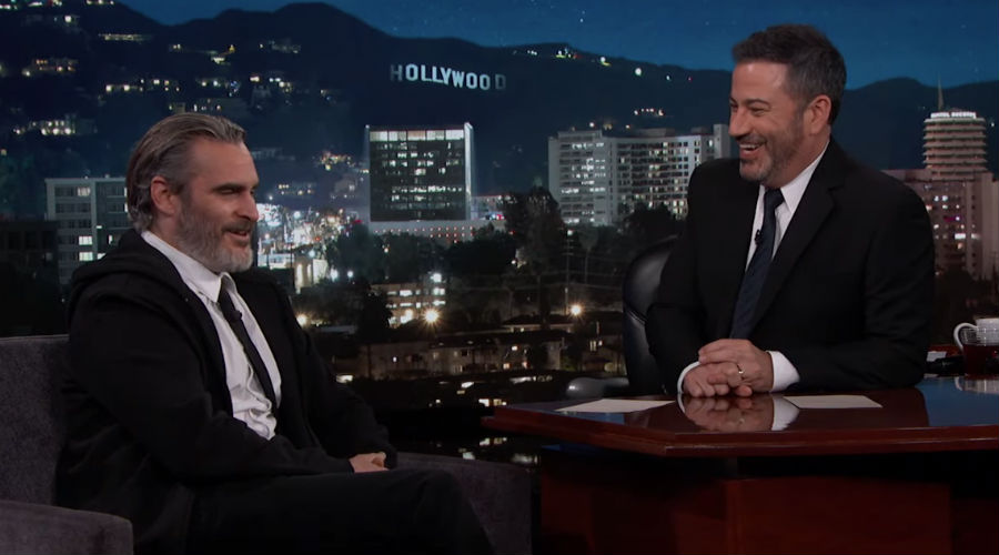 Η συνέντευξη του Joaquin Phoenix στον Jimmy Kimmel είναι ό,τι πιο άβολο θα δεις